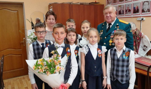 Поклонимся великим тем годам