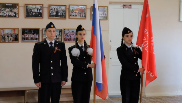 Флаг россии подняли во всех школах кочубеевского округа