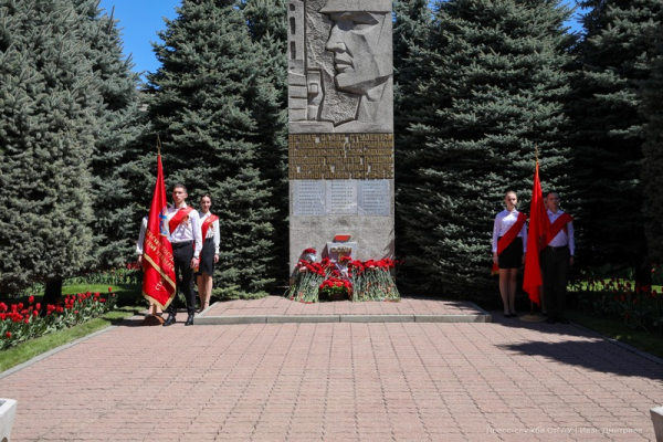 С высоким эмоциональным настроем