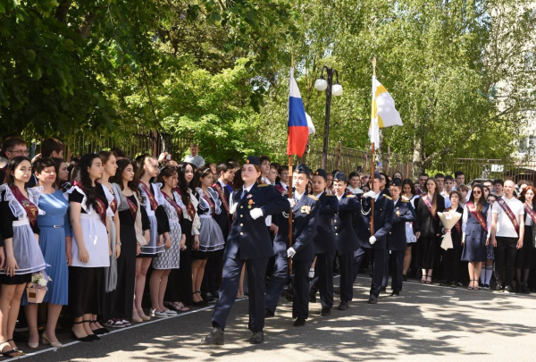 Поздравили выпускников